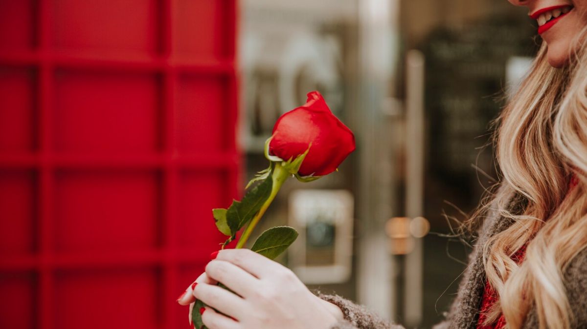 pretty-woman-with-red-rose_23-2147735968