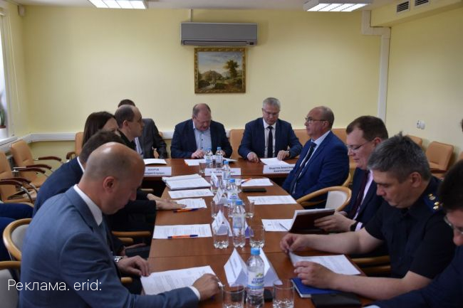 На защиту Отчизны. В Орловском областном Совете рассмотрели тему поднятия престижа службы в Вооруженных Силах Российской среди молодежи