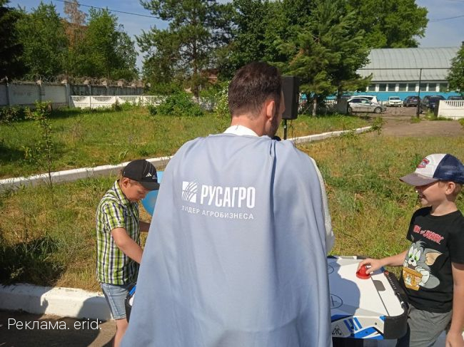 На Отрадинском сахарном комбинате провели праздник для детей сотрудников: фоторепортаж