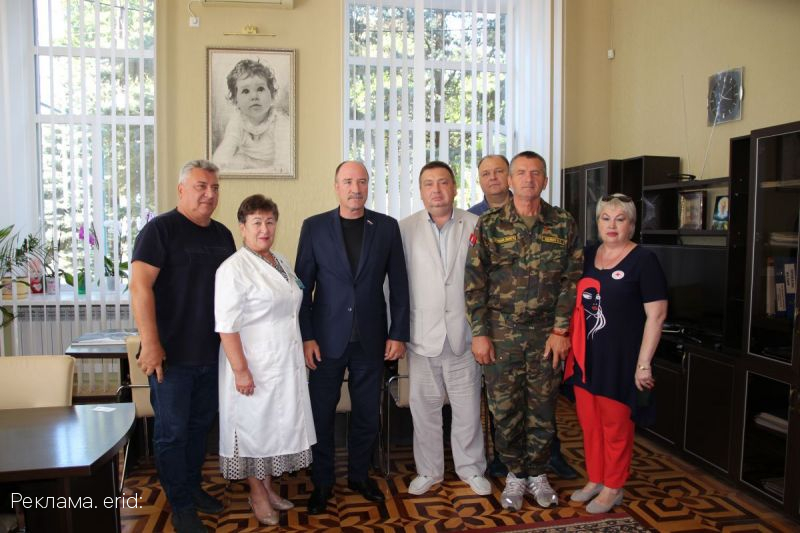 Депутаты облсовета передали посылки для детской больницы Луганска и подарки первоклассникам Троицкого района