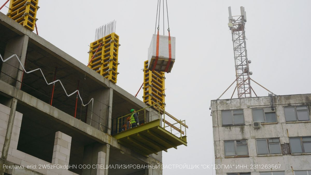 Четыре башенных крана и сотни кубометров бетона: на площадке «Космопарка» усиливают строительные мощности