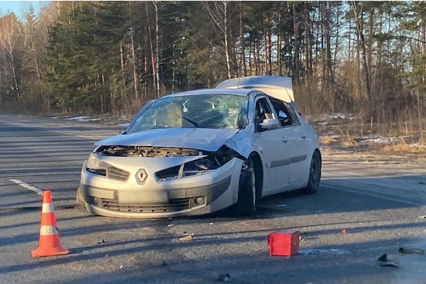 Под Брянском в ДТП попал автомобиль Renault