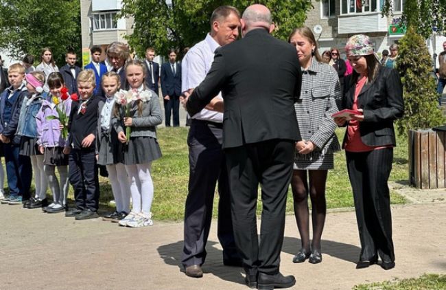 В Дятьковском районе родителям погибшего в ходе СВО Ильи Прокопенкова передали орден Мужества