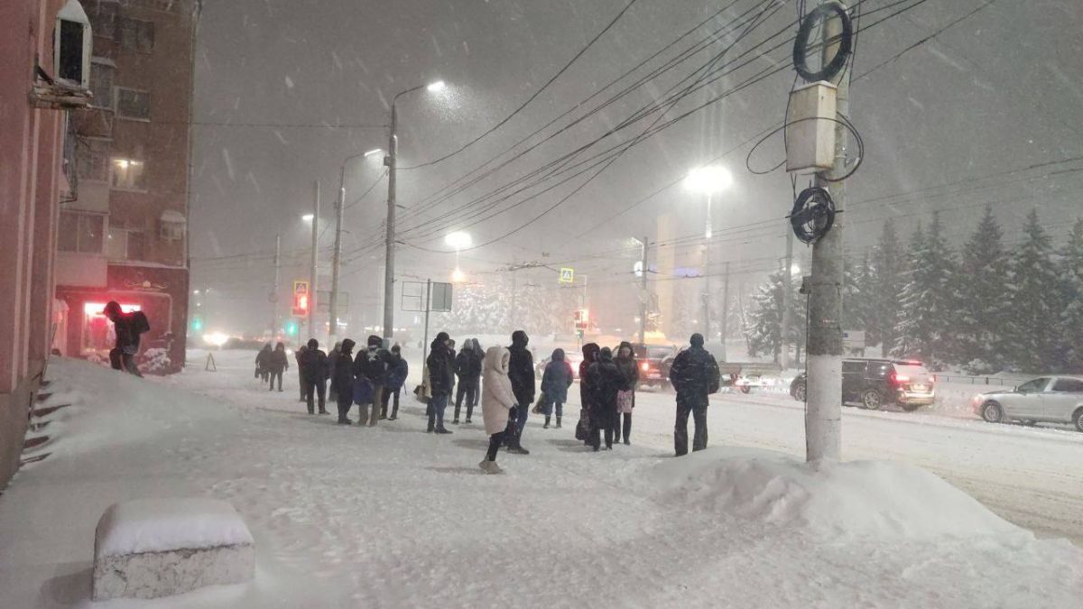 Брянск утром после сильнейшего снегопада - рассказываем главное