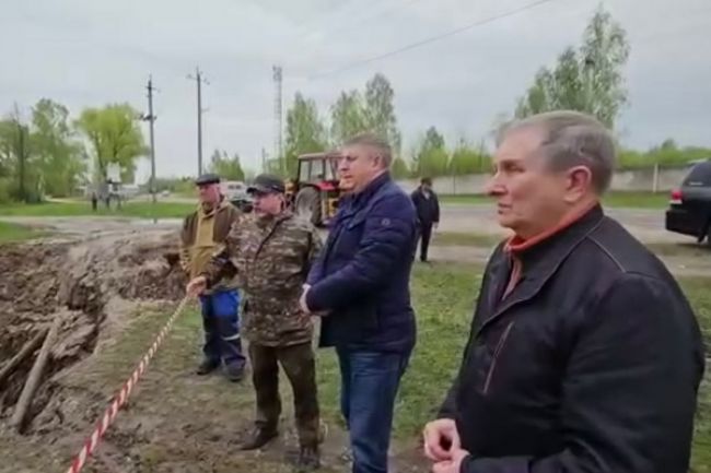 Богомаз посетил попавший под обстрел ВСУ брянский посёлок Суземка