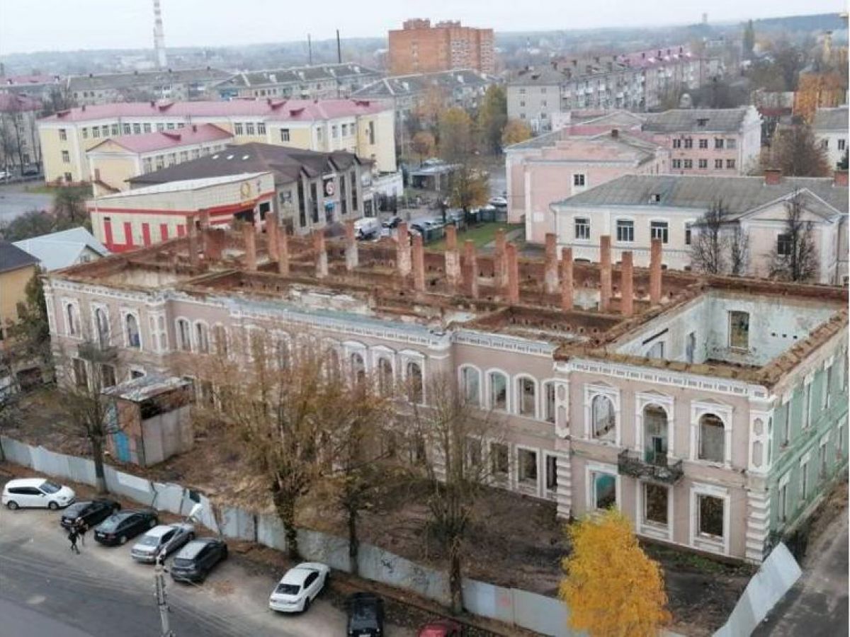 В брянских Клинцах началась реставрация здания бывшего текстильного техникума
