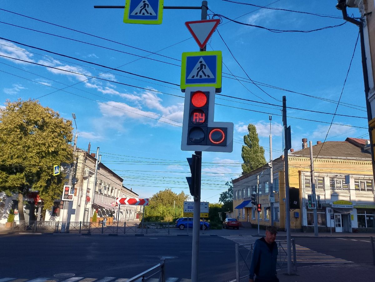 Брянцам объяснили, что значит загадочное «АУ» на светофорах города ...