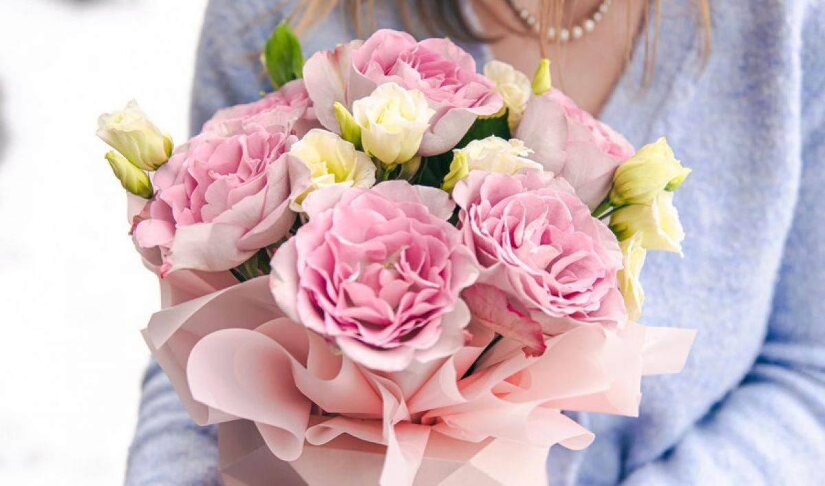 closeup-bouquet-roses-female-hands_169016-19113