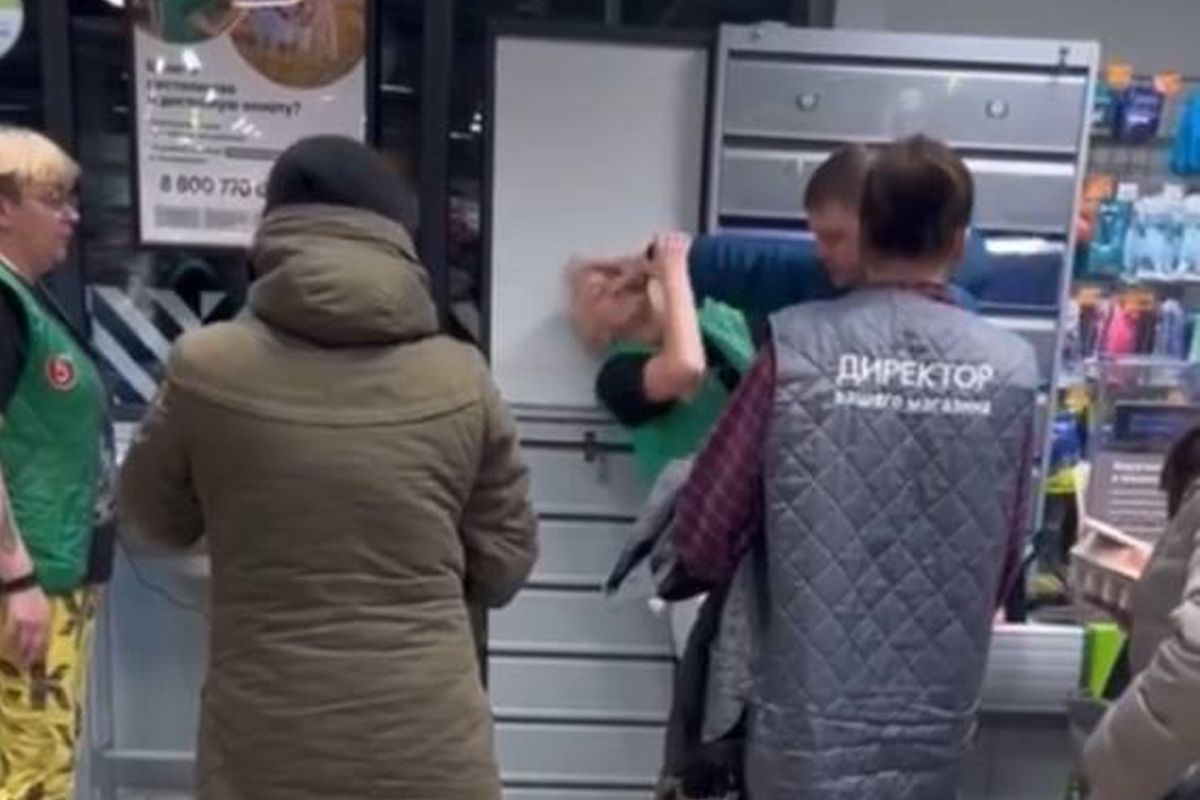 Брянская пара подралась с продавцом «Пятерочки» из-за бутылки водки