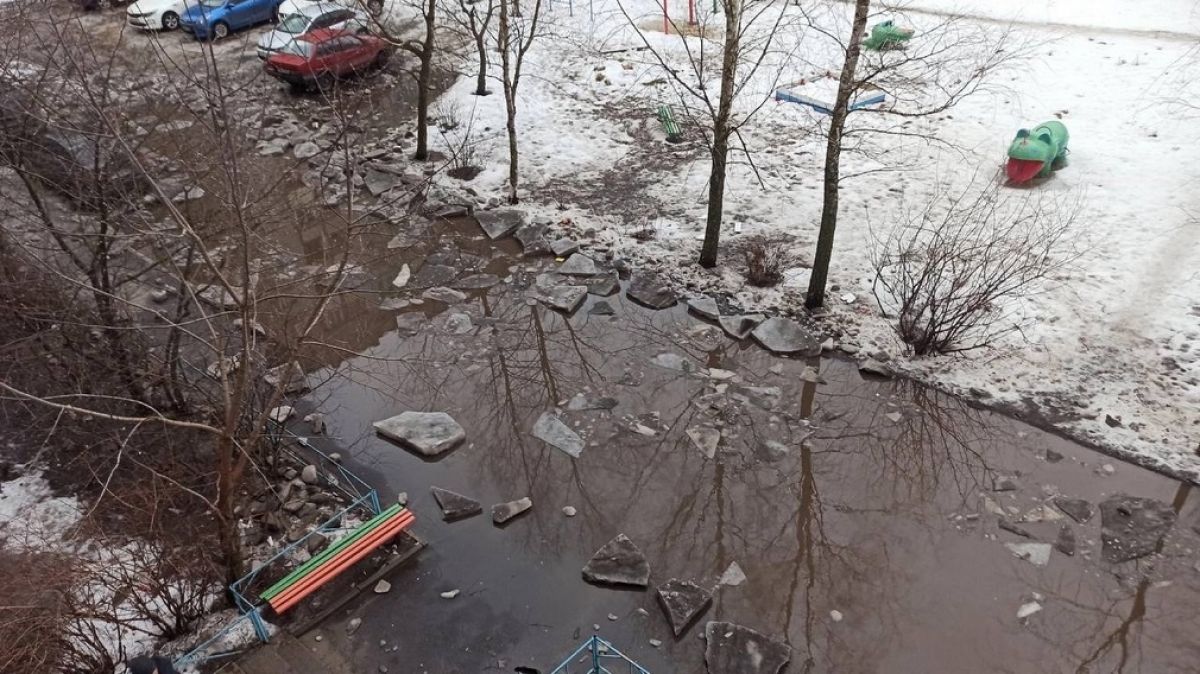 В Володарском районе Брянска затопило двор многоквартирного дома