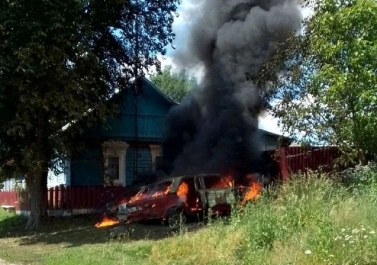 Соцсети: в брянском селе Сушаны после сброса с дрона сгорели два автомобиля