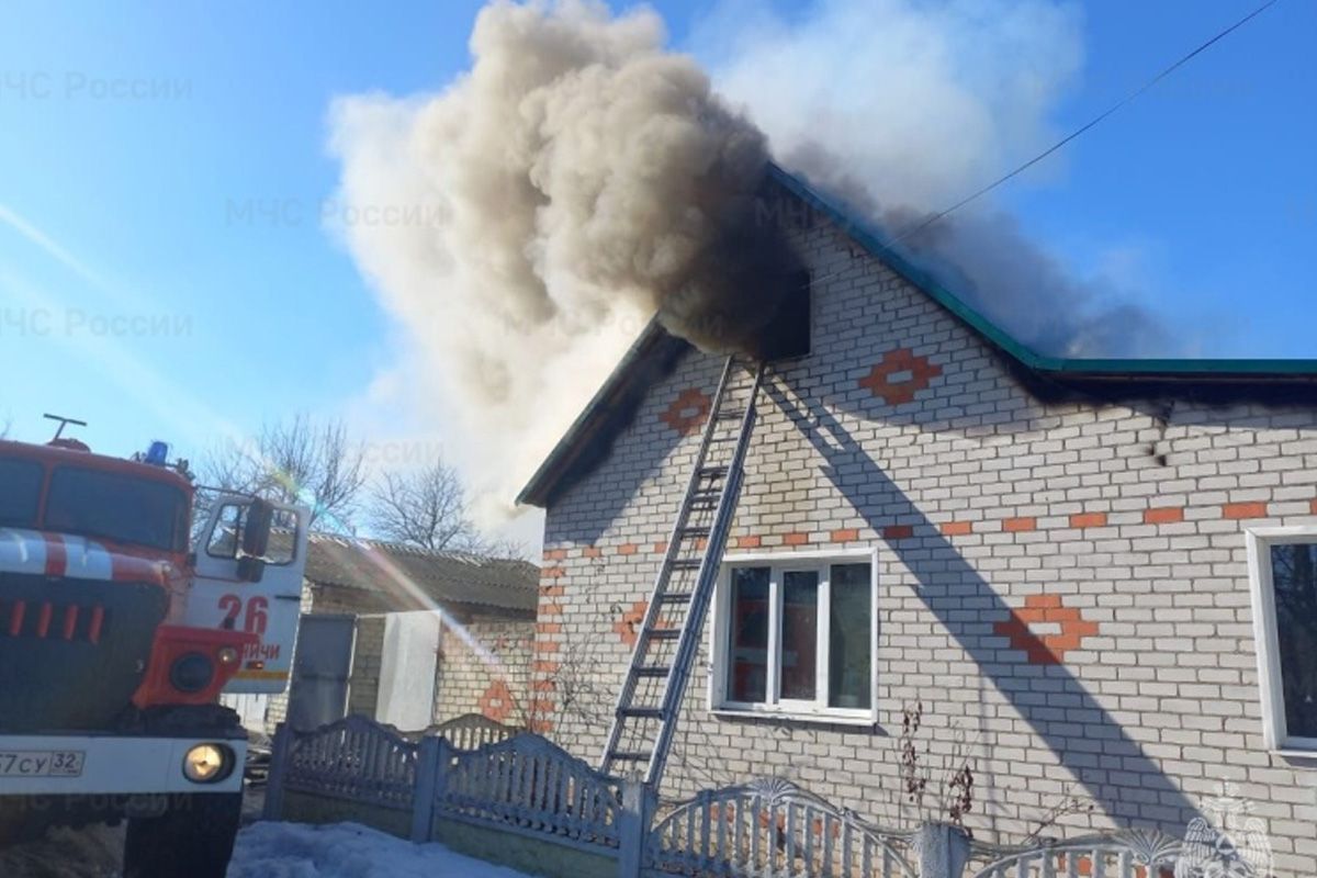 В Выгоничах при пожаре в частном жилом доме два человека