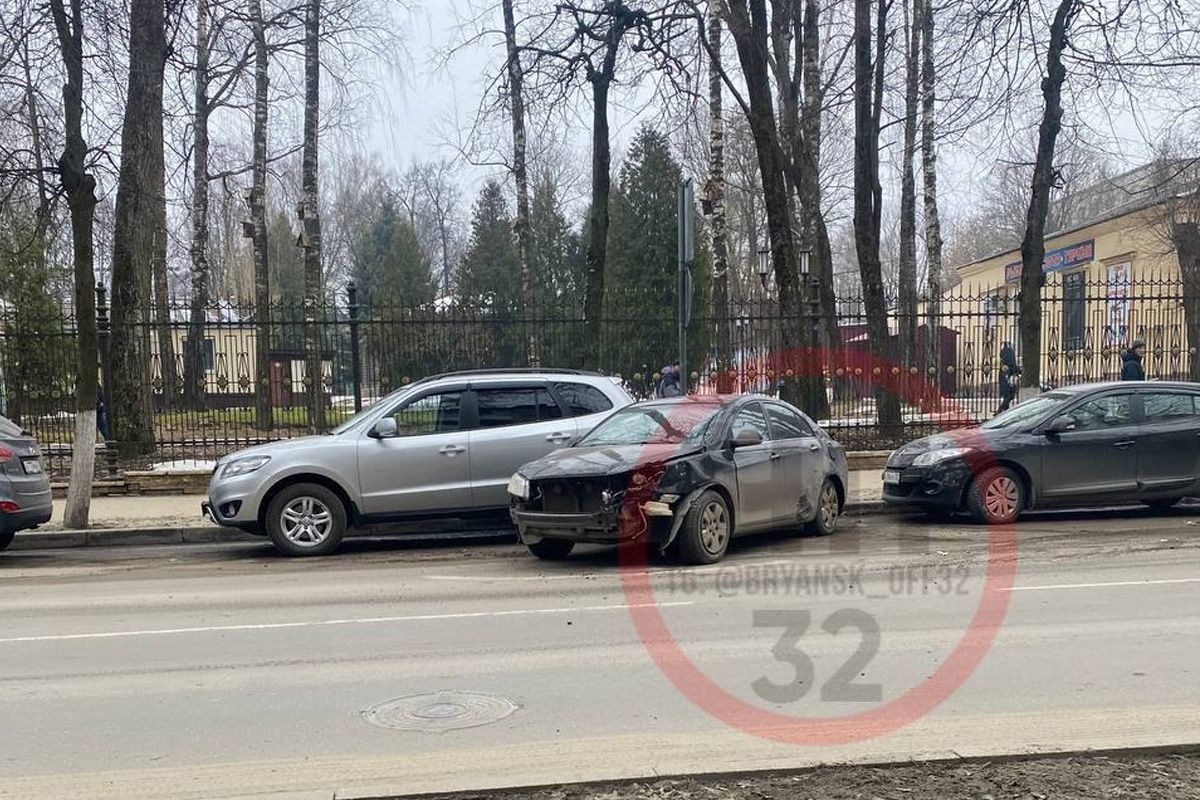 Массовое ДТП в Брянске оставило автомобили без бамперов и дисков