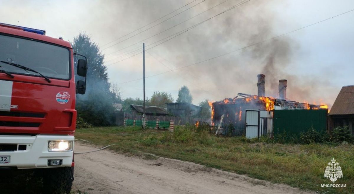 Крупный пожар уничтожил два дома и хозпостройки в брянской Крутоберезке