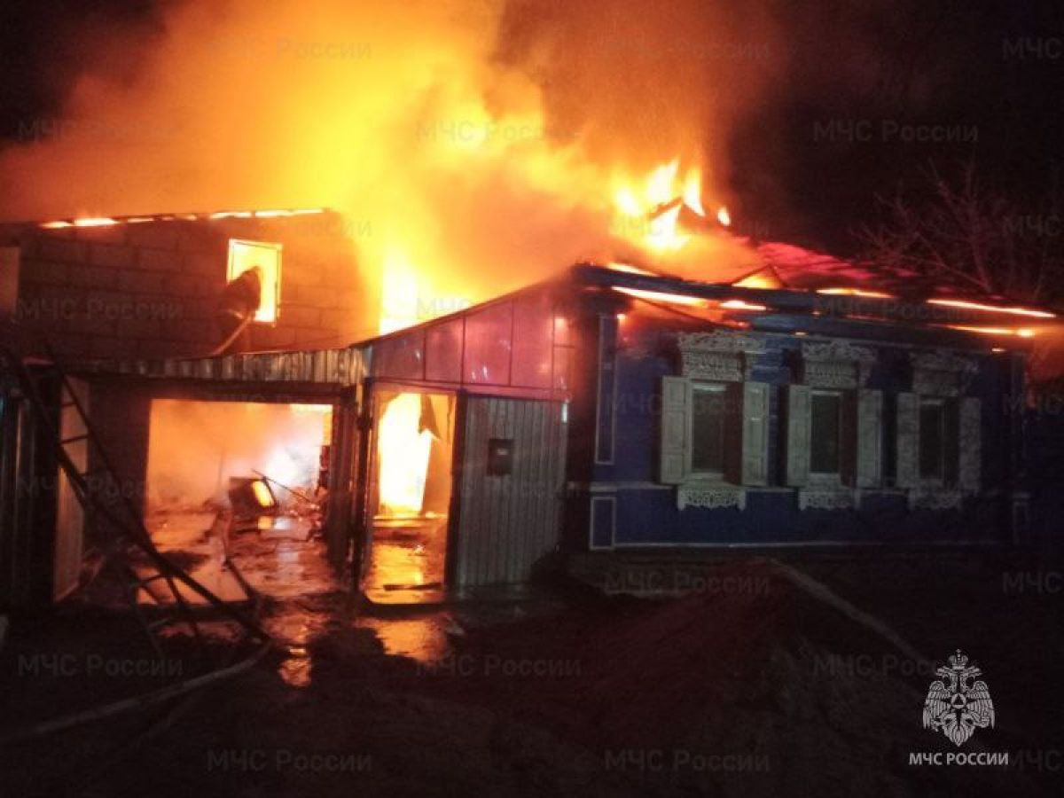 Под Брянском сгорел жилой дом: пострадавших нет