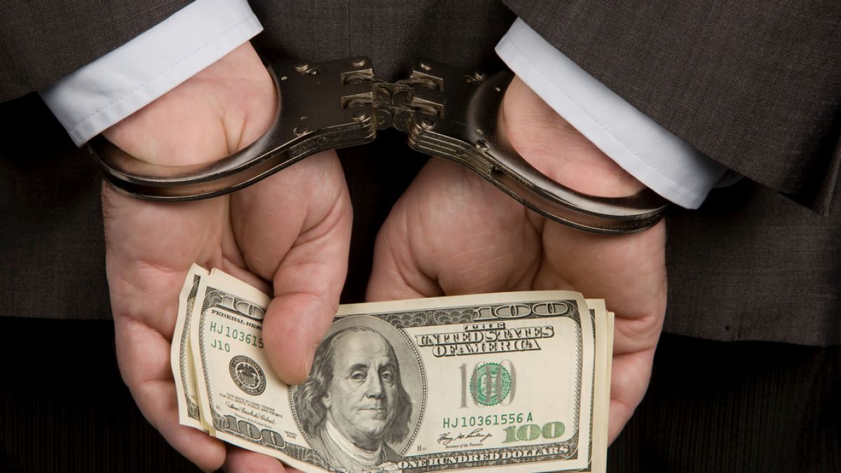 Молодые мошенники хотели развести брянских гаишников на 100 000 долларов