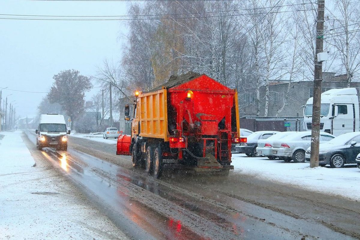 За ночь на улицы Брянска высыпали 280 кубометров песко-соляной смеси