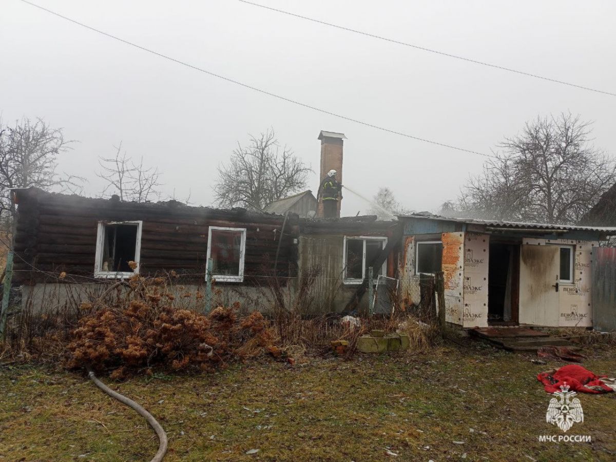 Под Брянском выгорел жилой дом