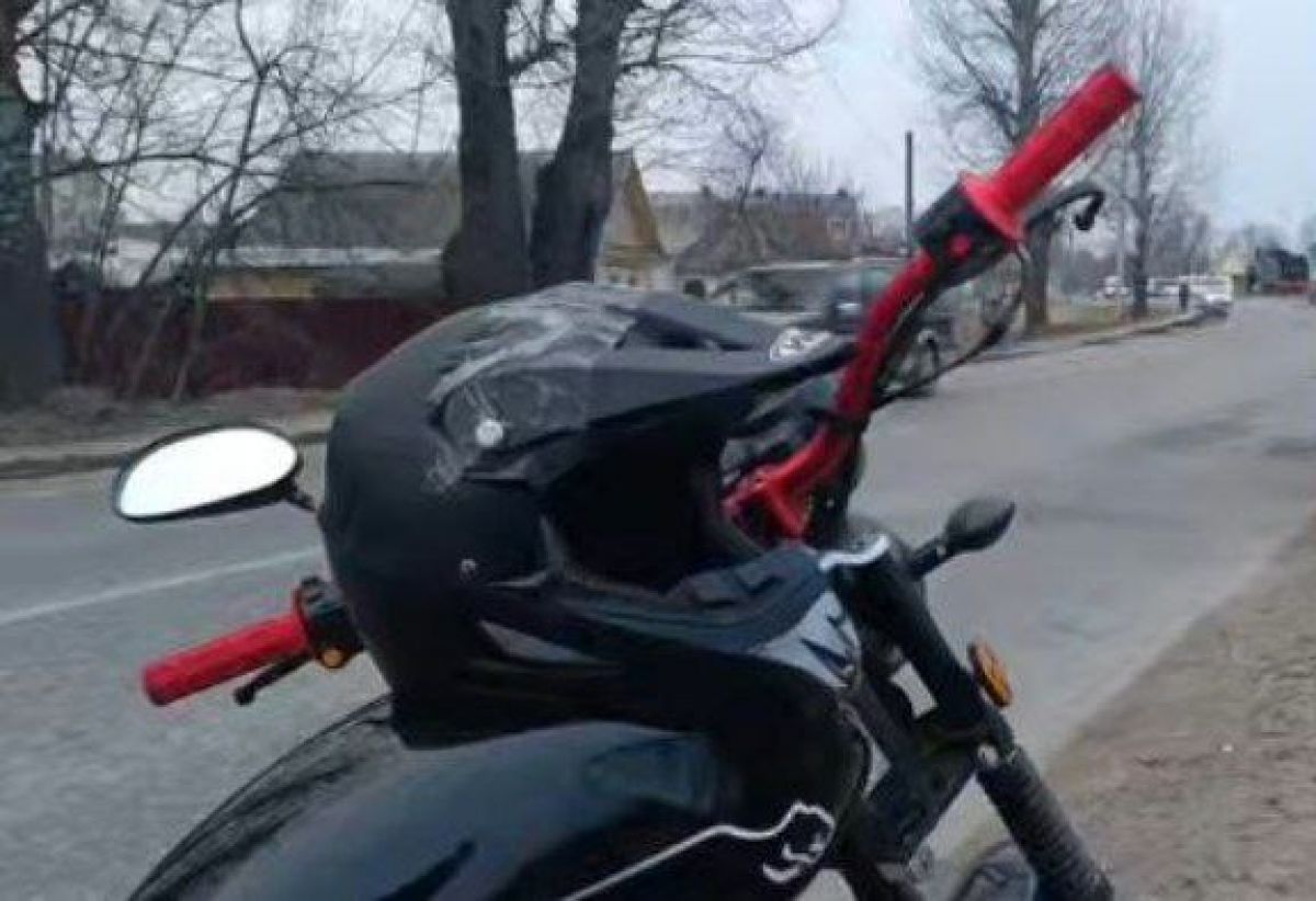 Брянский подросток въехал на мотоцикле в здание супермаркета