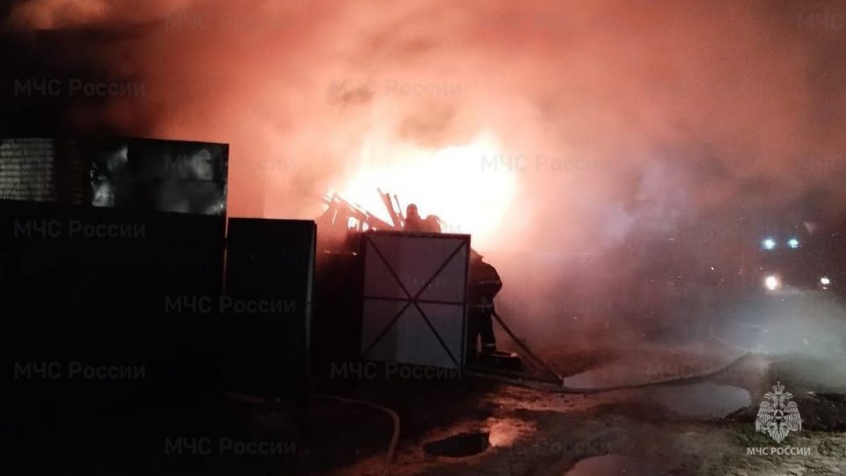 В брянском поселке Октябрьский сгорели несколько надворных построек