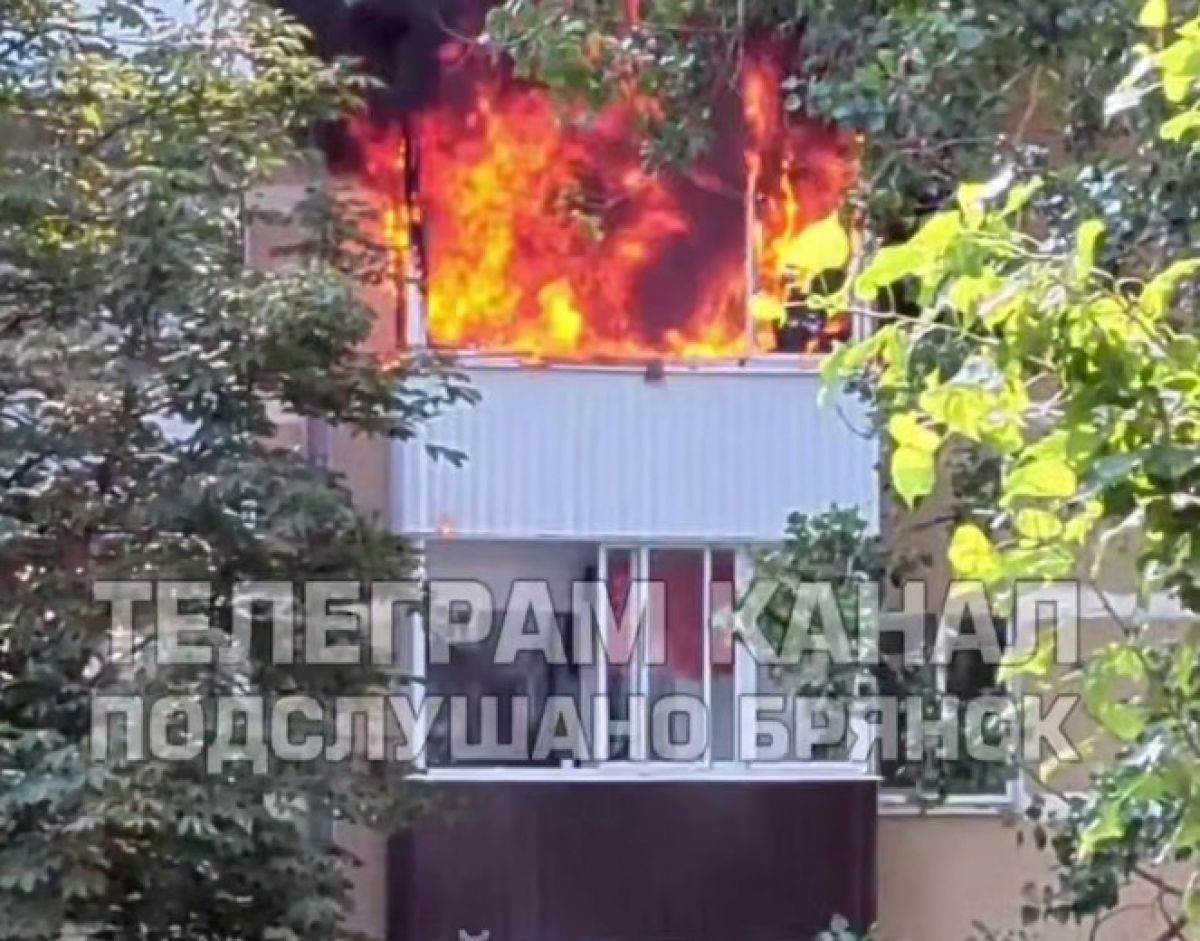 Огонь полностью уничтожил квартиру в Фокинском районе Брянска