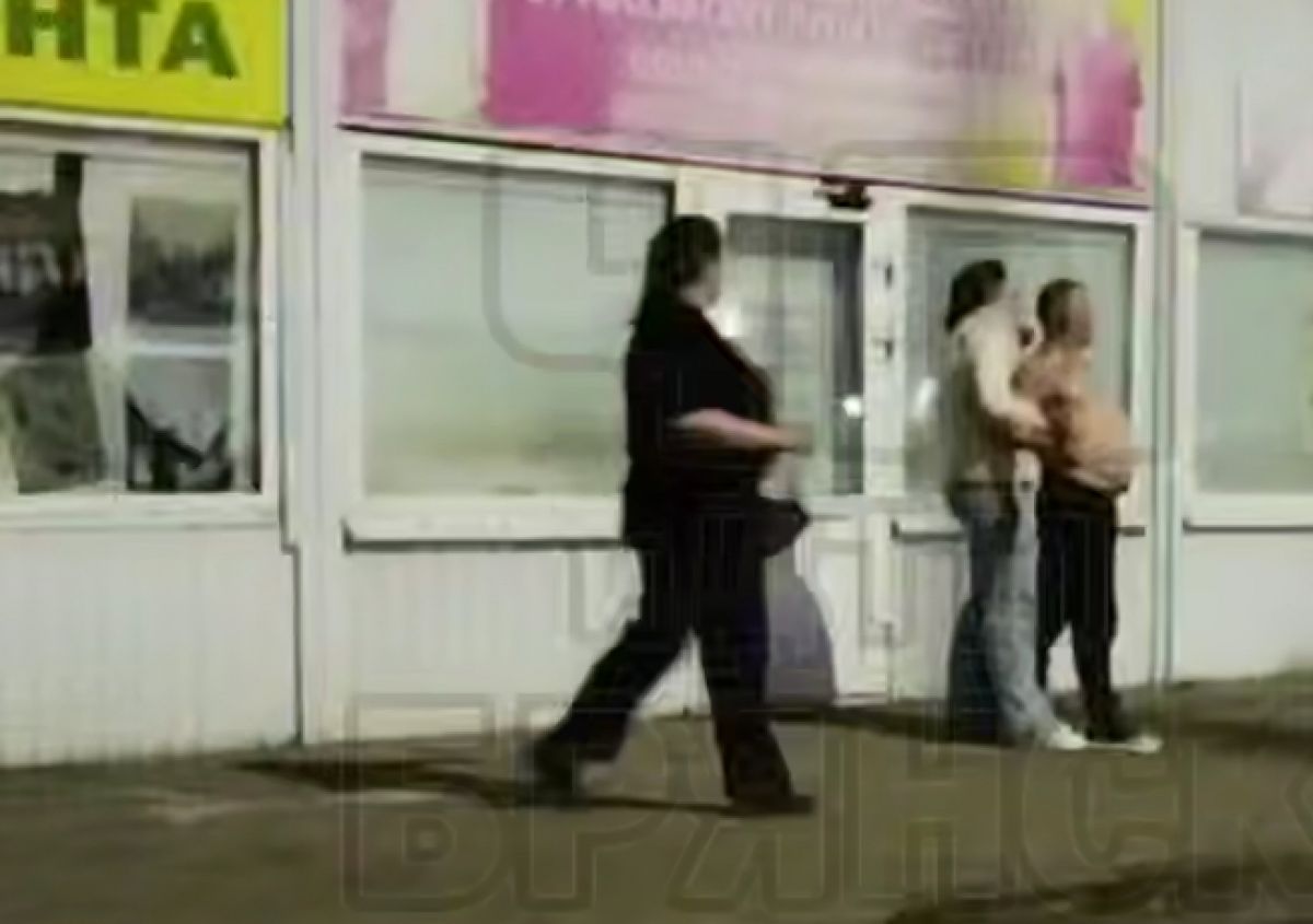 Полуголый мужчина переполошил улицу Димитрова в Брянске ночью Полуголый мужчина переполошил улицу Димитрова в Брянске ночью
