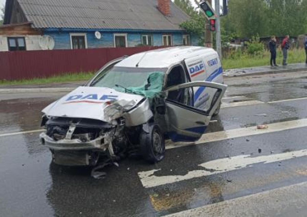 В Большом Полпино водитель без прав на угнанном авто протаранил электроопору