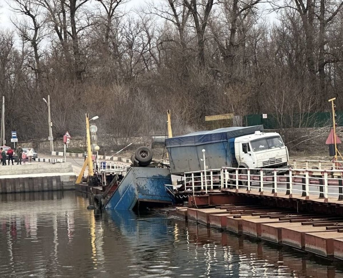 В Богучарском районе КамАЗ сорвался с понтонного моста и упал в Дон