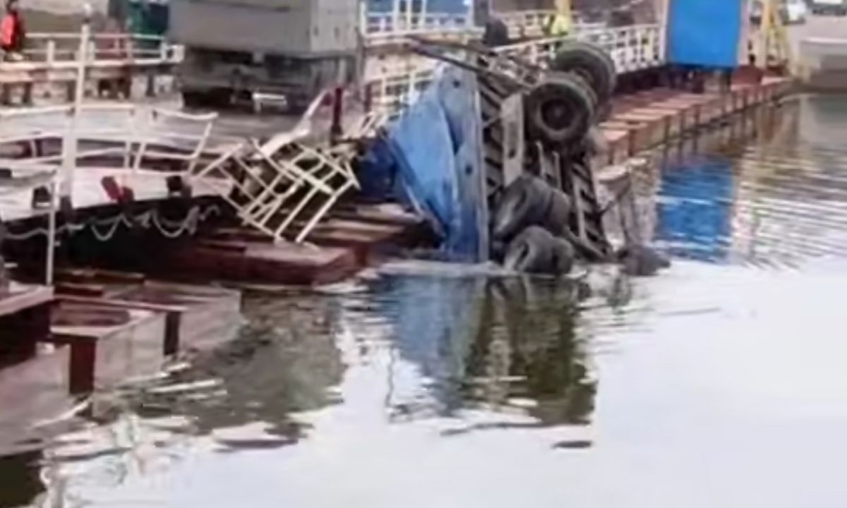 Очевидцы показали последствия падения грузовика с моста в Воронежской области