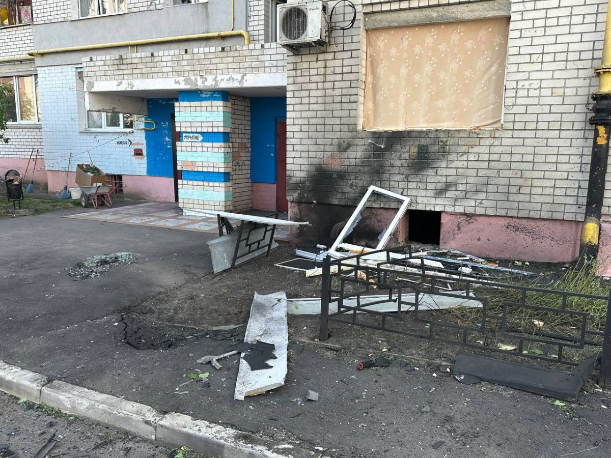 Жители брянской многоэтажки рассказали про дрон упавший во дворе