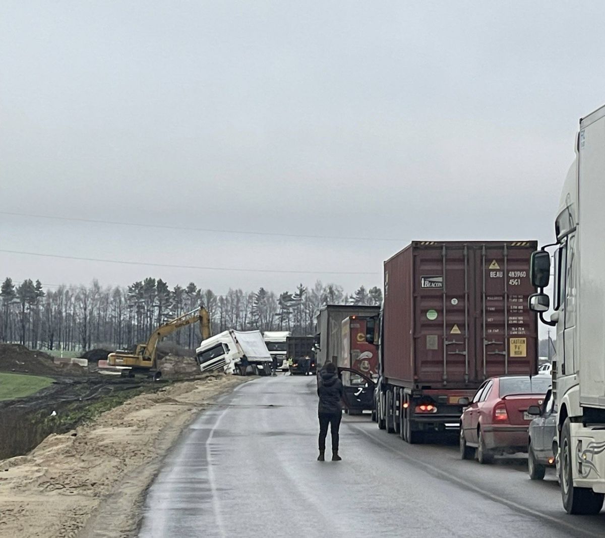 На объездной дороге Брянска в кювет рухнула фура