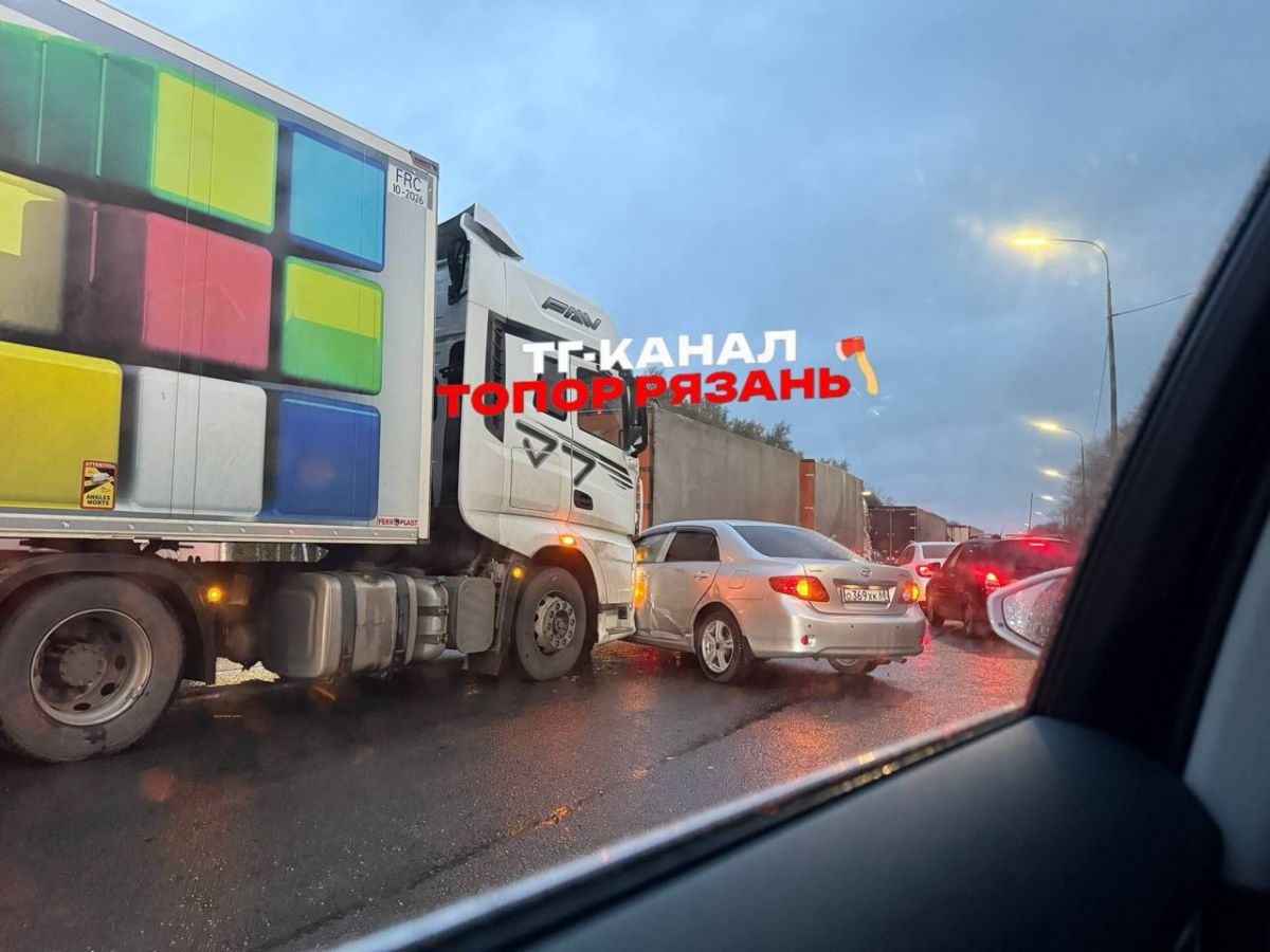 На въезде в Рязань авария с фурой собрала огромную пробку