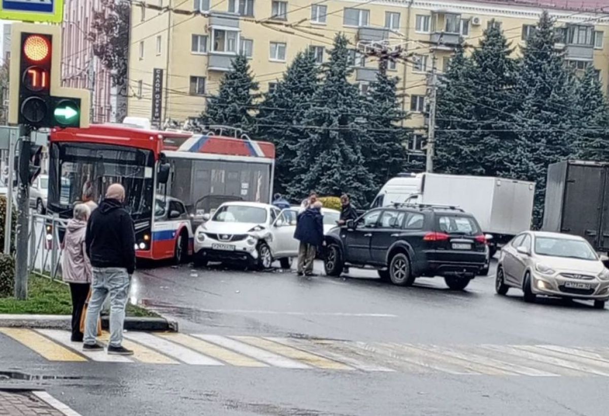 Массовая авария с троллейбусом на площади Партизан в Брянске парализовала движение Массовая авария с троллейбусом на площади Партизан в Брянске парализовала движение