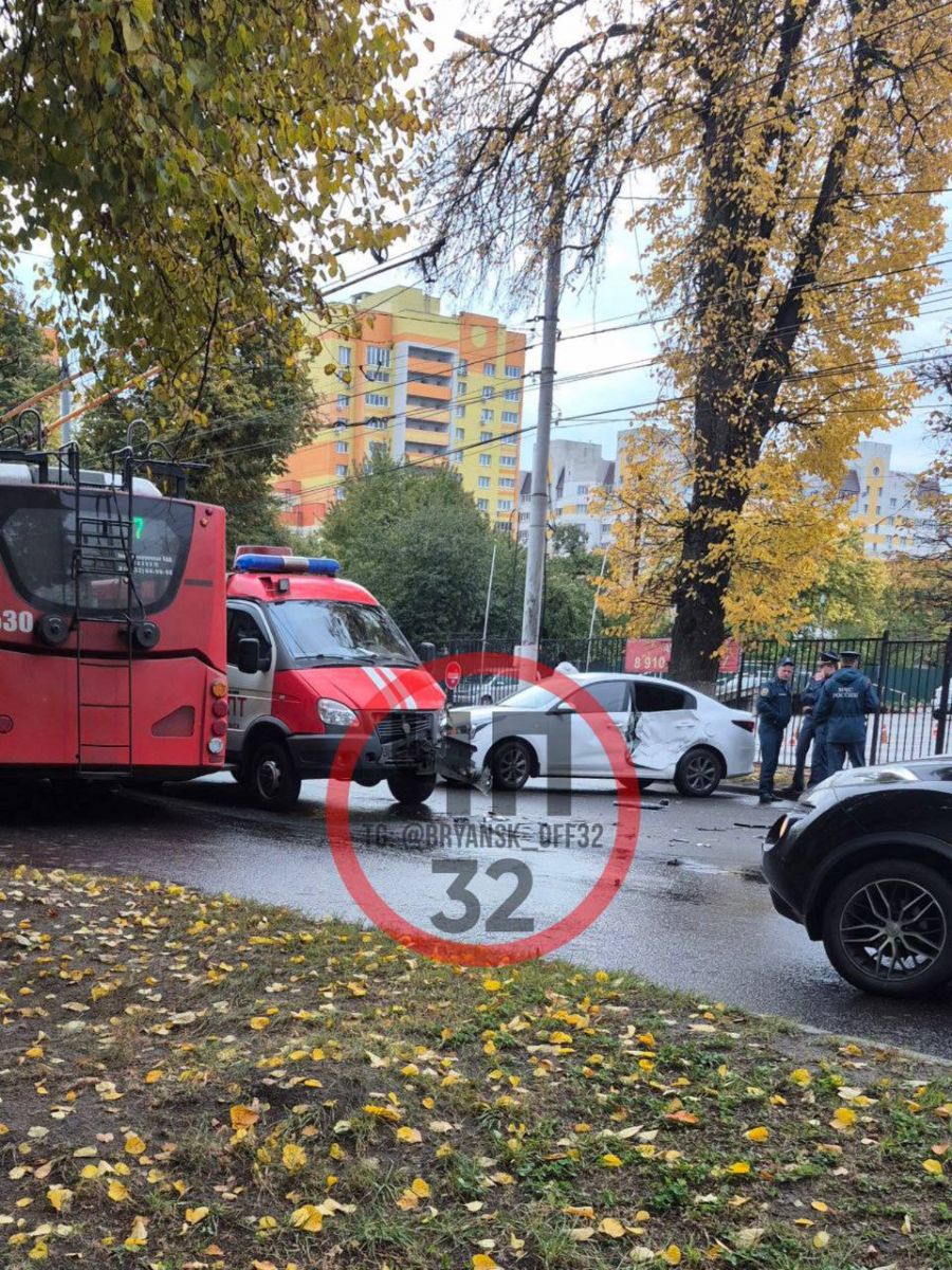 В Брянске разбилась пожарная машина В Брянске разбилась пожарная машина