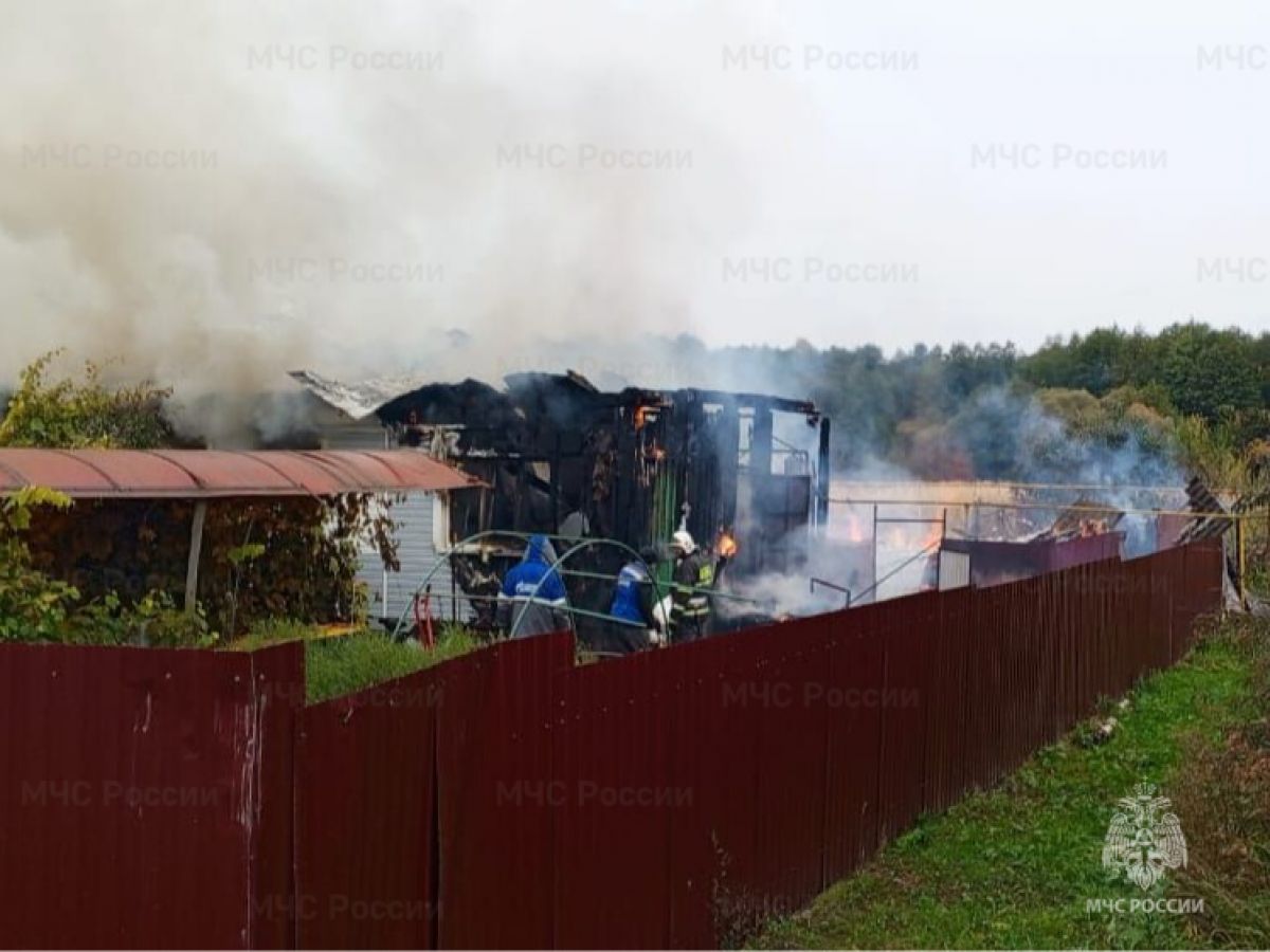 Огонь испепелил жилой дом под Почепом