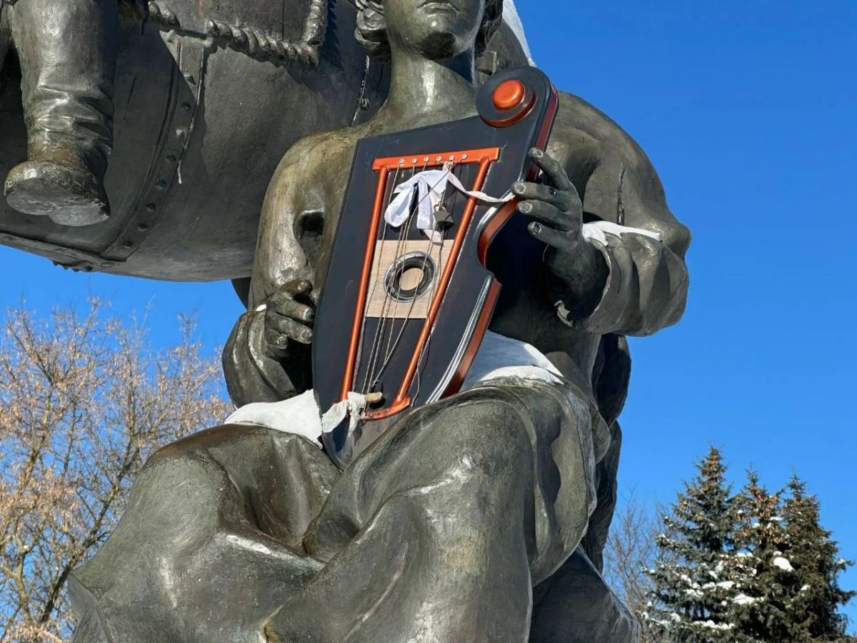 В Брянске вандалы серьезно повредили гусли Бояна на Покровской горе