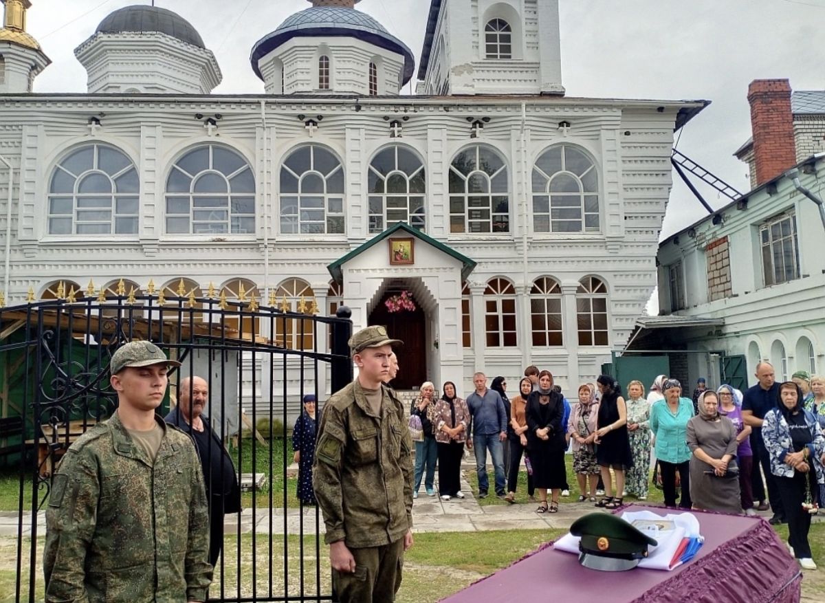 В Навлинском районе проводили в последний путь погибшего героя СВО Дмитрия Рожкова