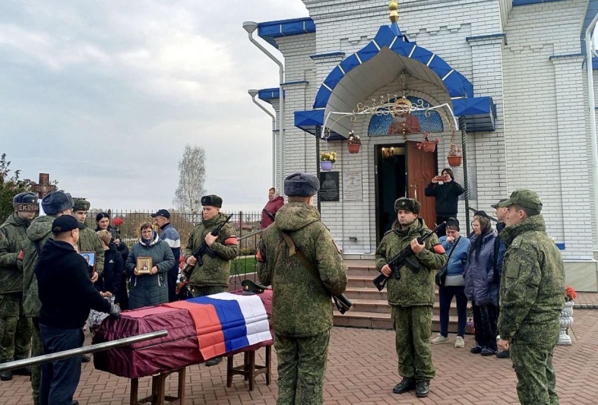 В Навлинском районе простились с погибшим на СВО Николаем Козловым