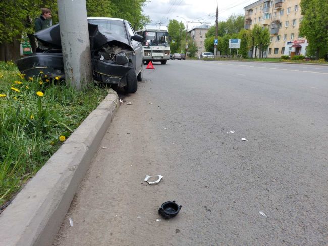 В Иванове легковушку намотало на столб