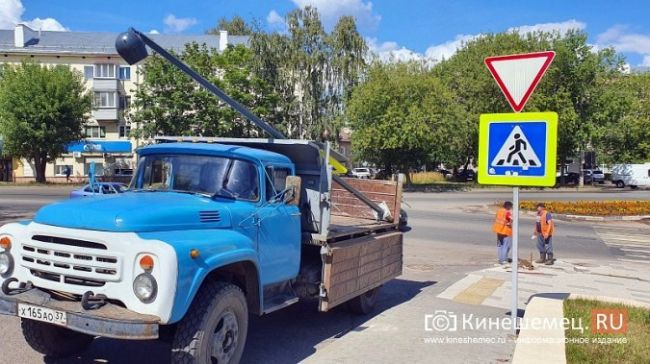 В Ивановской области большегруз задел уличный фонарь и поднял серьезную проблему В Ивановской области большегруз задел уличный фонарь и поднял серьезную проблему