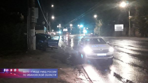 В Иванове пьяный водитель врезался в столб В Иванове пьяный водитель врезался в столб