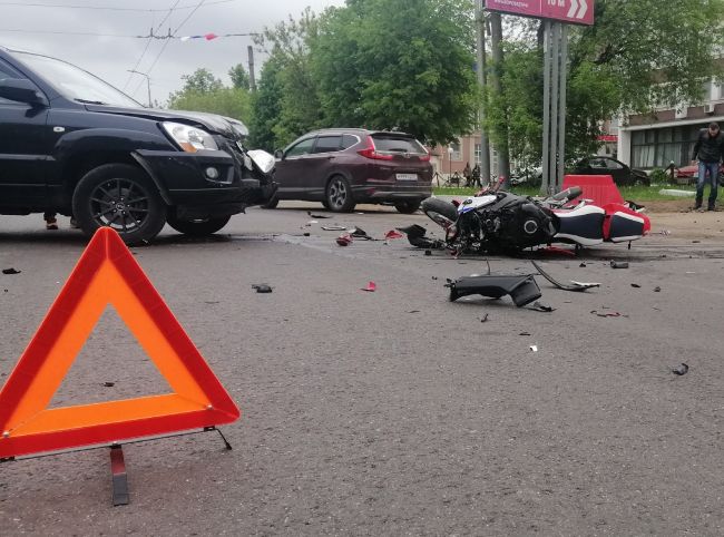 В Иванове на проспекте Ленина в ДТП с внедорожником КИА пострадал водитель мотоцикла