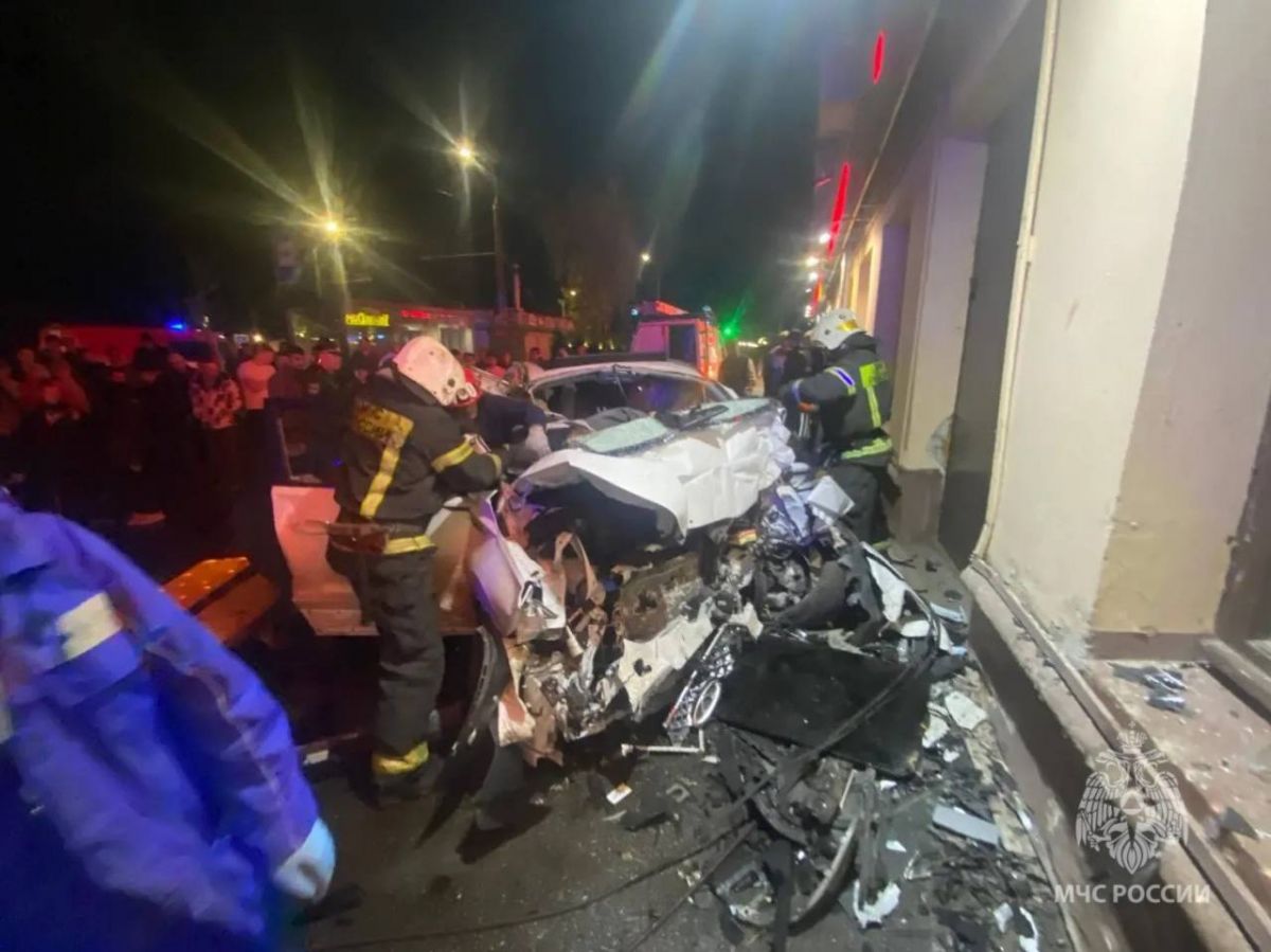 В Иванове автомобиль врезался в дом: четверо погибших