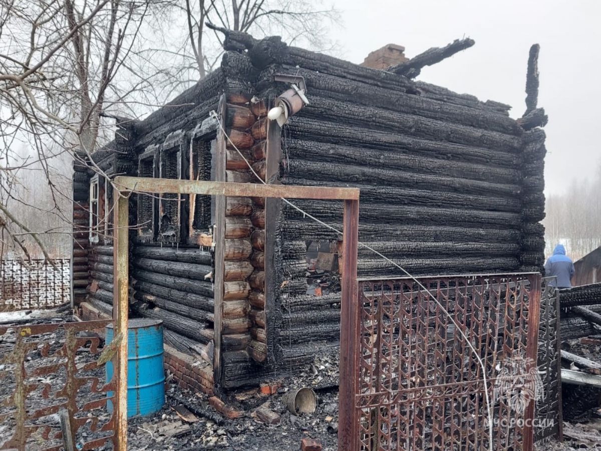 В Ивановской области пожарные в дворовой пристройке нашли тело погибшей женщины