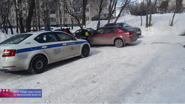 В Иванове восьмилетняя девочка, катаясь с горки, выехала на дорогу и попала под колеса авто