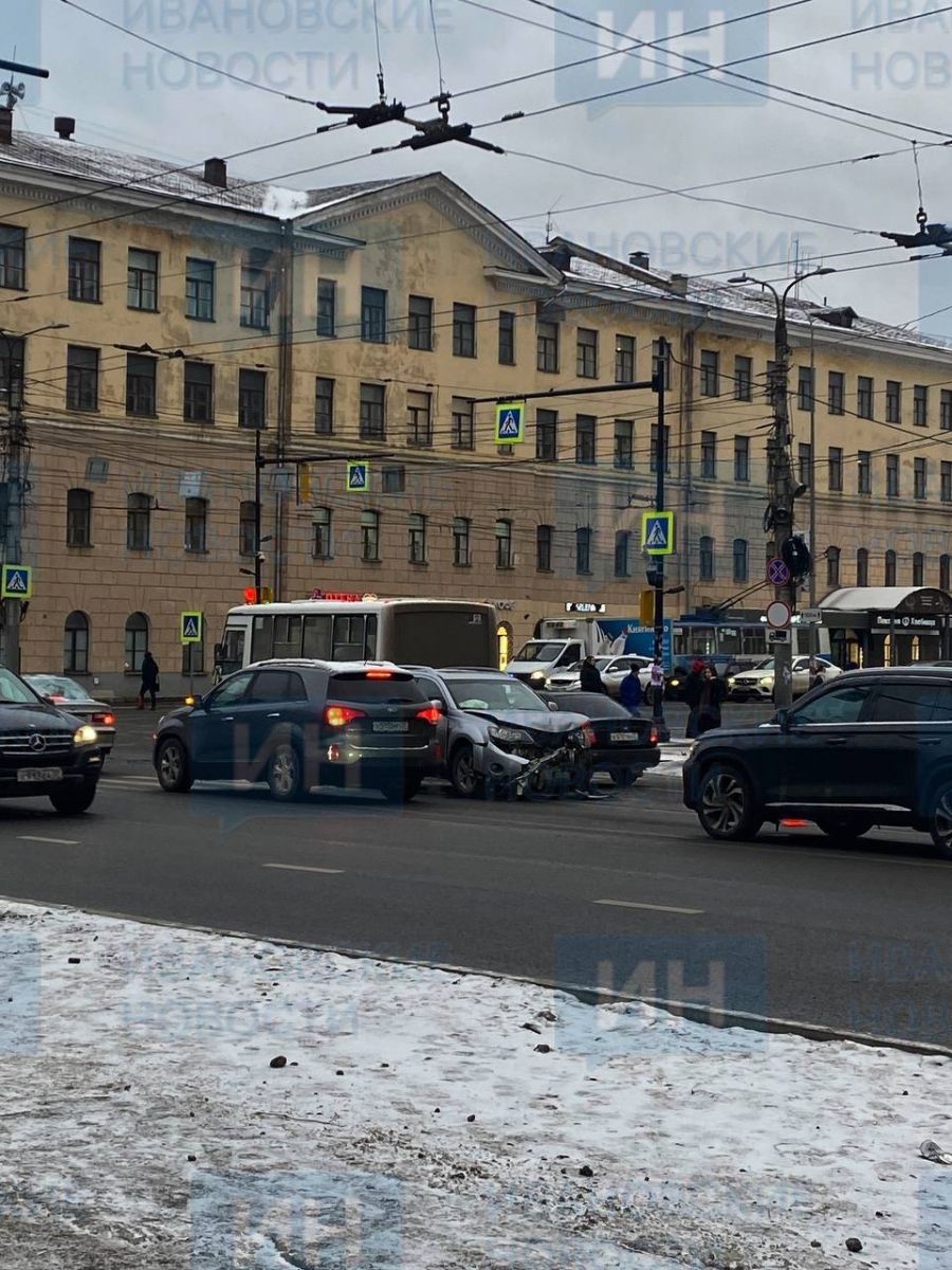 В Иванове из-за ДТП в центре города образовалась пробка