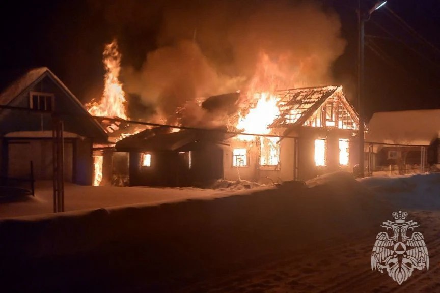 При пожаре в Родниковском районе погибли три человека