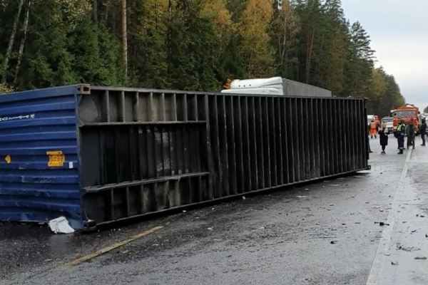 Кошмар на трассе под Калугой: тело погибшего водителя не могут достать из-под фуры