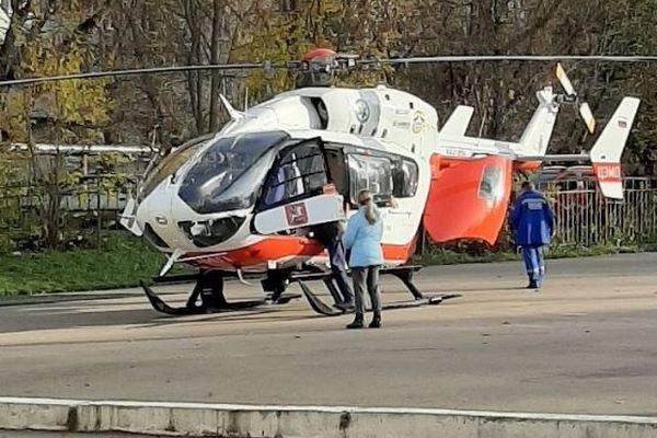 Во дворе калужской школы экстренно приземлился вертолет