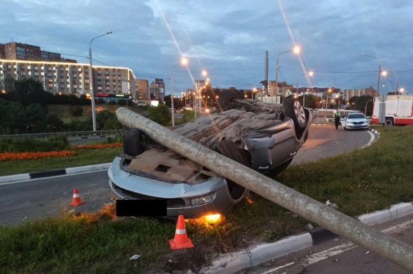 На въезде в Калугу легковушку придавило столбом